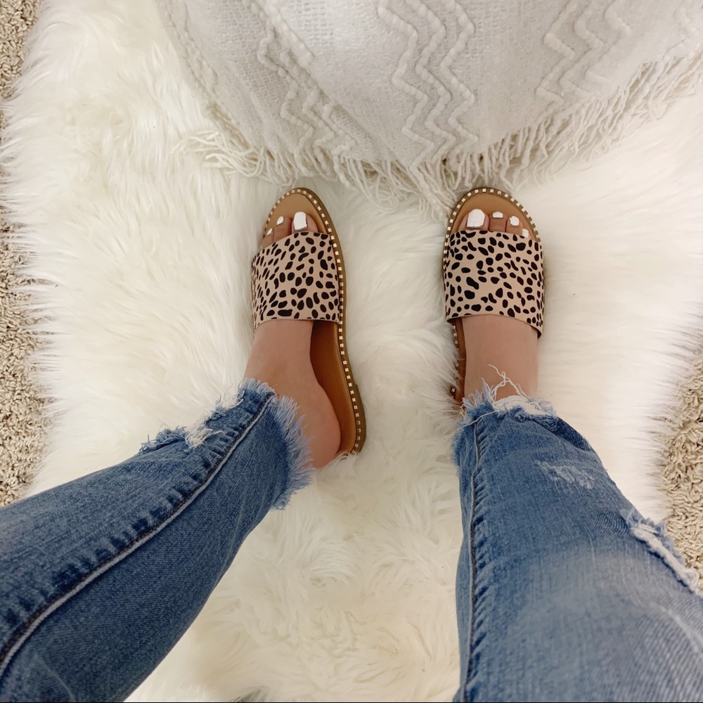 ✨NEW Mila Sandal- in Cheetah - Picture 3 of 6